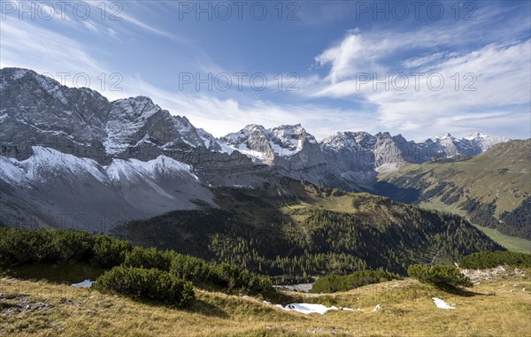 Mountain panorama with steep rocky peaks, view of Laliderspitze, Dreizinkenspitze and