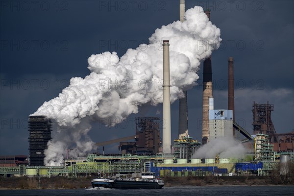 Rhine at Duisburg Bruckhausen, Marxloh, Thyssenkrupp Steel steelworks, blast furnaces, sintering