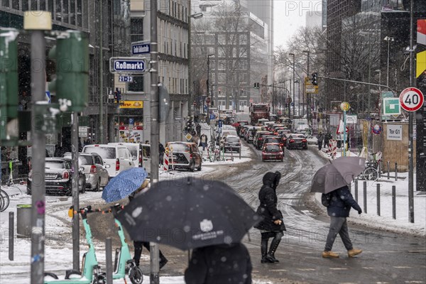 Winter in the city, GroÃŸe GallusstraÃŸe, Frankfurt, Hesse, Germany, Europe