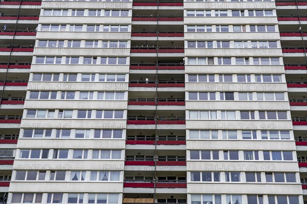 Duisburg-Hochheide, large housing estate Wohnpark Hochheide, 6 20-storey tower blocks with over