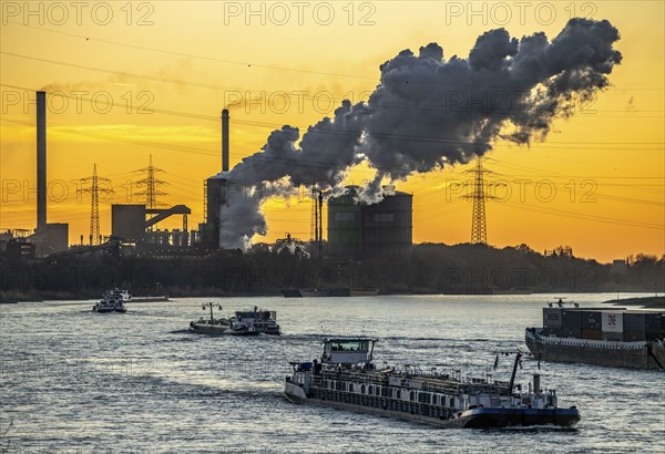 Sunset, cargo ships on the Rhine, steelworks, Hüttenwerke Krupp Mannesmann, discharge cloud of the