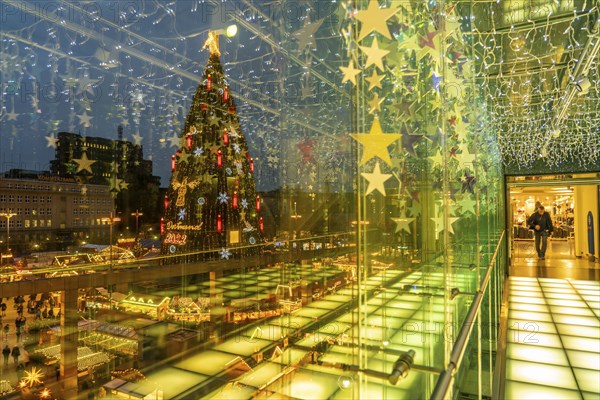 Christmas market in Dortmund, Hansaplatz, view from a pedestrian gallery between 2 department