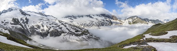 Mountain panorama with high fog in the valley, summit Hochfeiler, Hoher WeiÃŸzint and Hochsteller
