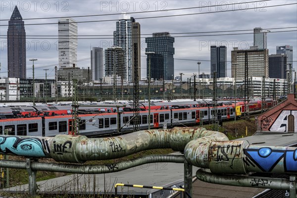 Mainova district heating line, local trains on the track in front of Frankfurt am Main main