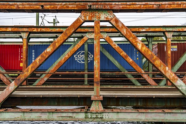 Railway bridges over the Rhine-Herne Canal near Oberhausen, for passenger and freight transport,