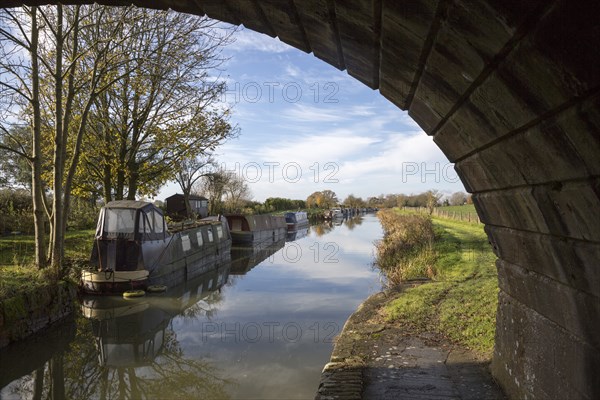 Narrowboats at Ladies bridge, Kennet and Avon canal, Wilcot, near Woodborough, Wiltshire, England,