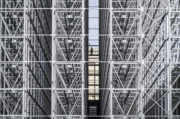 Construction of a high-bay warehouse, storage system for high space utilisation, in steel