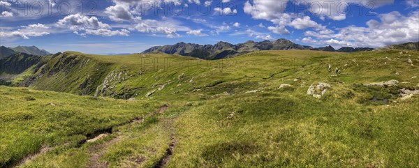 2 hikers on the plateau of the Etrachböden on the way to the Deneck in the Niedere Tauern, Sölktal
