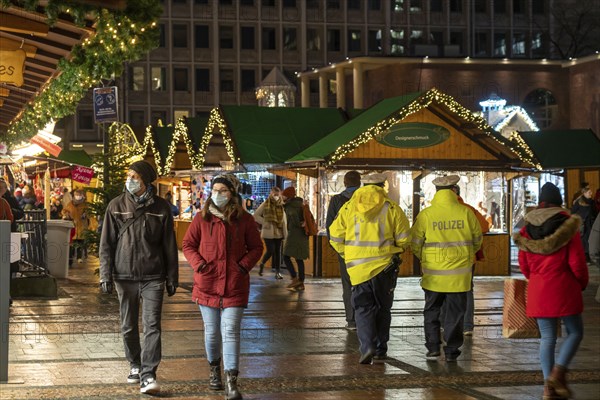 Police patrol at the Christmas market on Kennedyplatz in Essen, during the Corona crisis, in