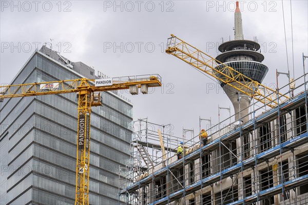 Large construction site, in Düsseldorf, Lorettoviertel, construction of condominiums, shell