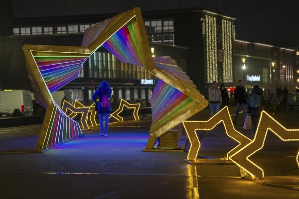 Pre-Christmas season, Portsmouthplatz, station forecourt, walk-in light installation in the shape