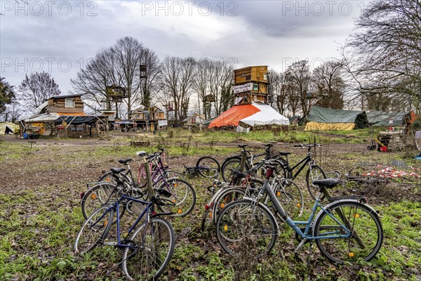 Camp of climate activists in the rest of the village of Lützerath, the last place to be excavated