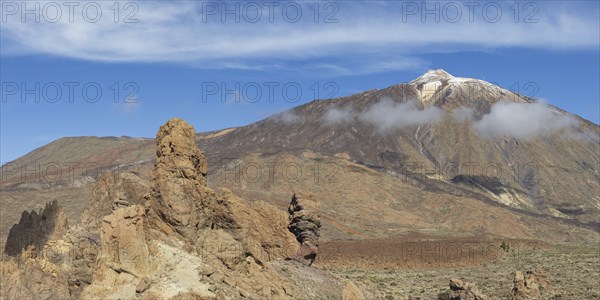 Pico del Teide, 3715m and Roques de Garcia, Teide National Park, Tenerife, Canary Islands, Spain,