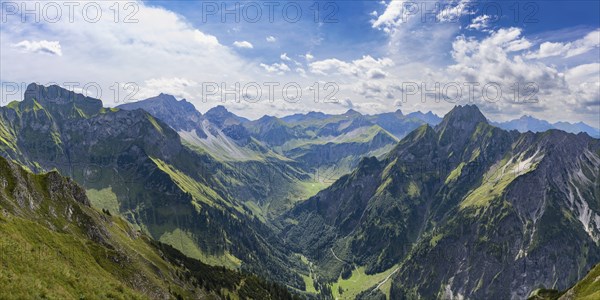 Mountain panorama from Laufbacher-Eckweg to Schneck, 2268m, GroÃŸer Wilder, 2379m, into Oytal and
