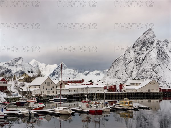 Hamnoy harbour, snowy mountains in the background, Hamnoy, Reine, Moskenesoya, Lofoten, Norway,