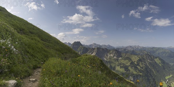 Laufbacher Eck-Weg, a panoramic high-altitude trail from the Nebelhorn into the Oytal, behind the
