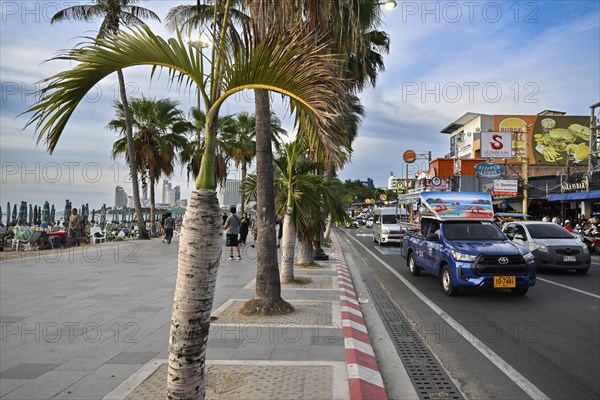 Pedestrian zone and road traffic, Beach Road Pattaya, Thailand, Asia