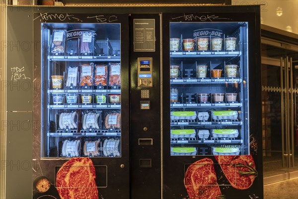 Barbecue food vending machine, food vending machines, fresh eggs, meat, sausages, sauces, various