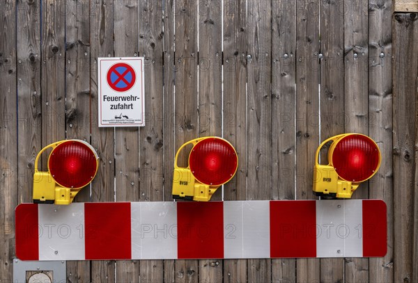 Nissen lights and warning banners, Unter den Linden, Brandenburg Tor, Berlin, Germany, Europe