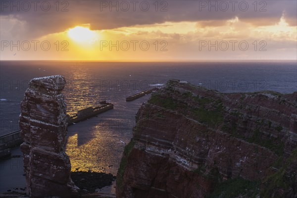 Evening shot, Lange Anna Felsen, red sandstone cliff, Lummenfelsen, cloudy sky, Helgoland Oberland,