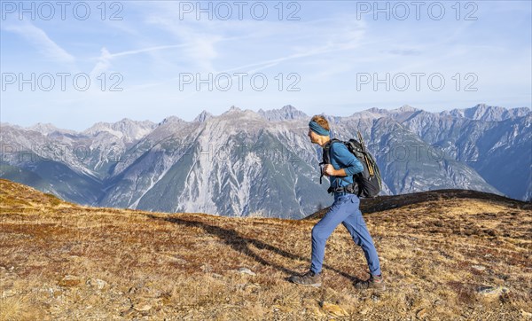 Mountaineers on the Venet, mountain panorama of the Parzinn group in the Lechtal Alps, Venet