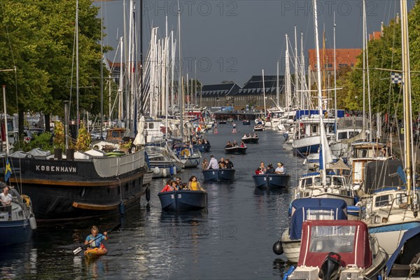 Christianshavns Kanal, round trip with electric hire boat, old district, at the same time very