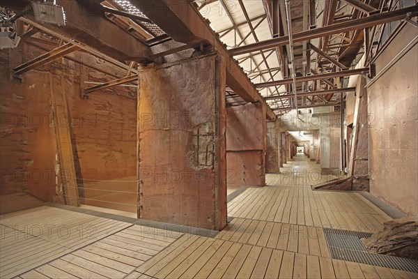 Interior view of the Möllerhalle with long corridors, vanishing point, path, partition walls,