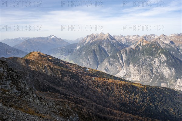 View from the ridge of the Venet to the mountain panorama of the Parzinn Group of the Lechtal Alps,
