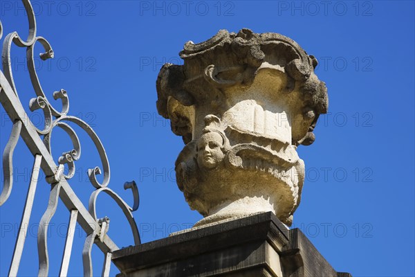 Stadion Castle Bönnigheim, detail, wall end, decorative element on wall, fence, vase-like stone