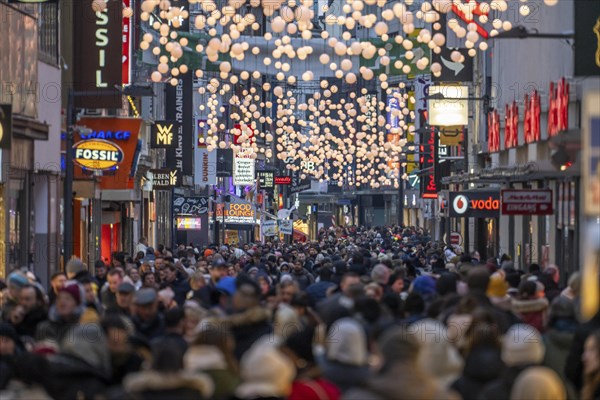 Sunday shopping in Cologne city centre, Hohe StraÃŸe, 1st Advent weekend, crowded shopping street,