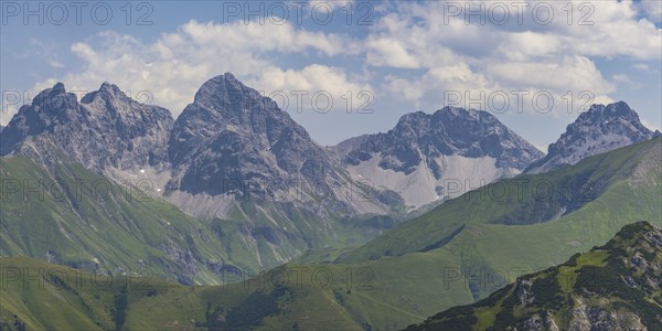 Mountain panorama from the Kanzelwand, 2224m, to Öfnerspitze, 2576m, GroÃŸer Krottenkopf, 2656m and