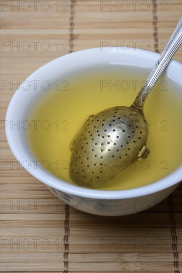 Green Sencha tea, preparation with teaspoon