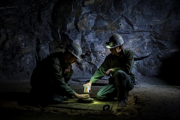 Reiche Colliery Students work in the underground blast chamber