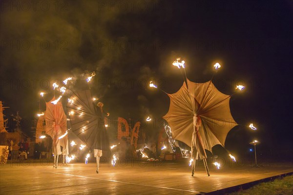 Grand finale of the travelling theatre festival on the Elbe meadows