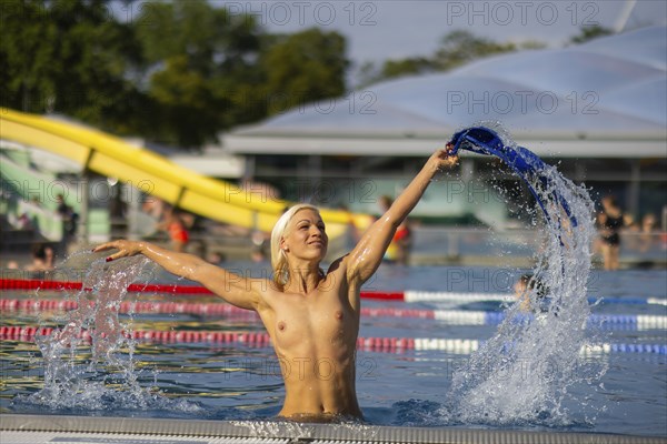From now on, topless bathing and swimming is allowed in the swimming pools of the city of Dresden.