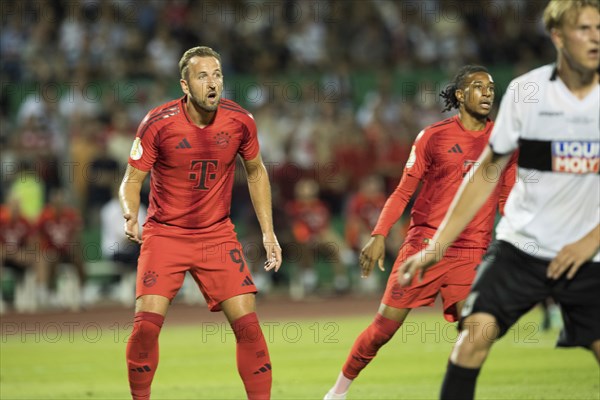 Football match, Harry KANE FC Bayern Munich left and Michael Akpovie OLISE FC Bayern Munich wait