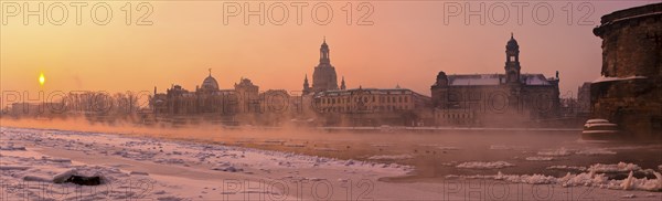 Dresden, morning fog over the Elbe. With temperatures as low as 20 degrees below zero, the Elbe