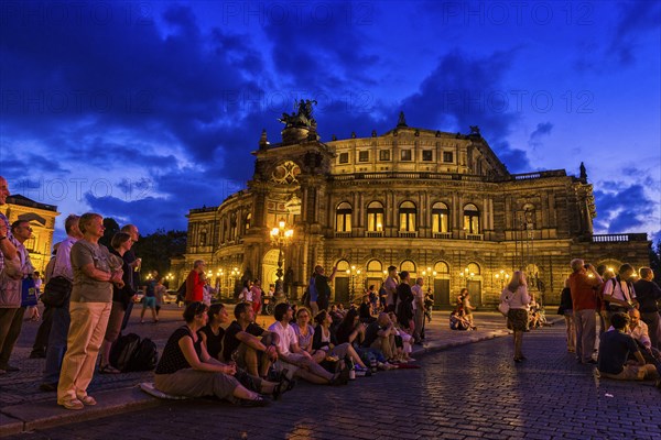 Richard Strauss Gala, broadcast from the Semperoper onto the Theaterplatz