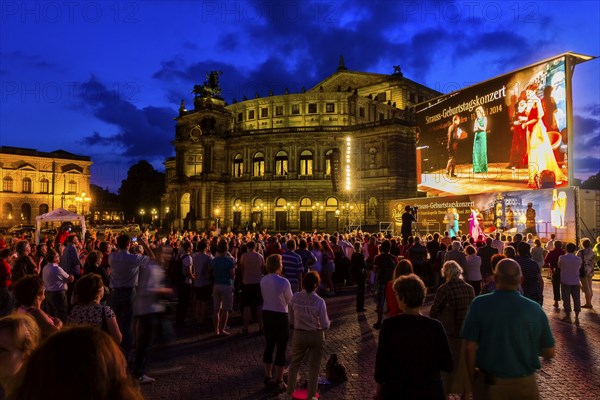 Richard Strauss Gala, broadcast from the Semperoper onto the Theaterplatz
