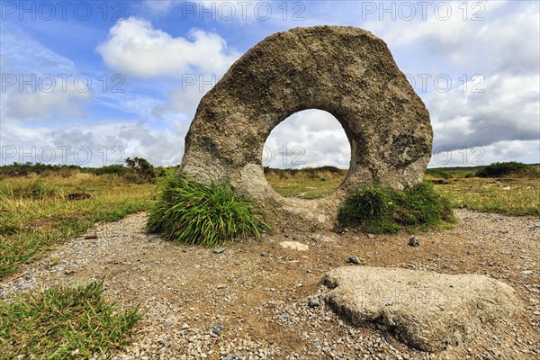 Mên-an-Tol, Men an Tol, view through perforated stone in a field, Bronze Age megalith, Penzance,