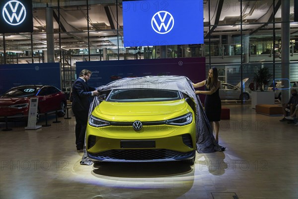 World premiere of the purely electrically driven SUV ID.4. This marks VW's entry into the world's