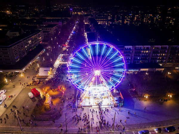 Giant wheel at Neustädter Markt, along the main street, the Augustusmarkt takes place again