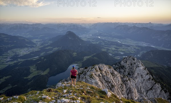 Evening atmosphere, mountaineer at the summit of the Scheffauer, view of Hintersteiner See and
