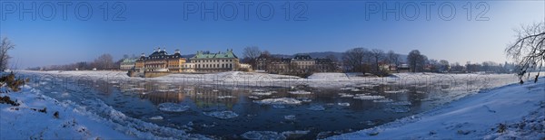 Ice drift on the Elbe in Dresden Pillnitz