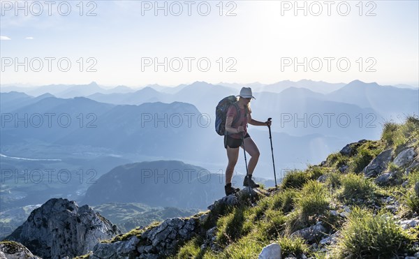Mountaineer on a ridge path, traversing the Hackenköpfe, behind summit, Scheffauer, rocky mountains