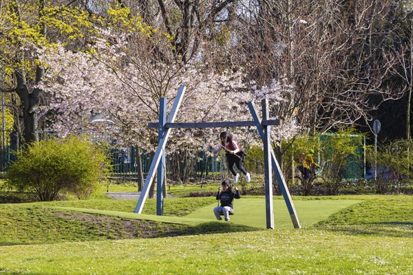 Citizens' meadow and Blüherpark, playground with swings