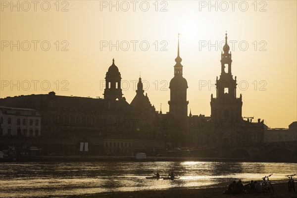 The spring-like temperatures attract many people to the open air, the Elbe meadows and the Elbe