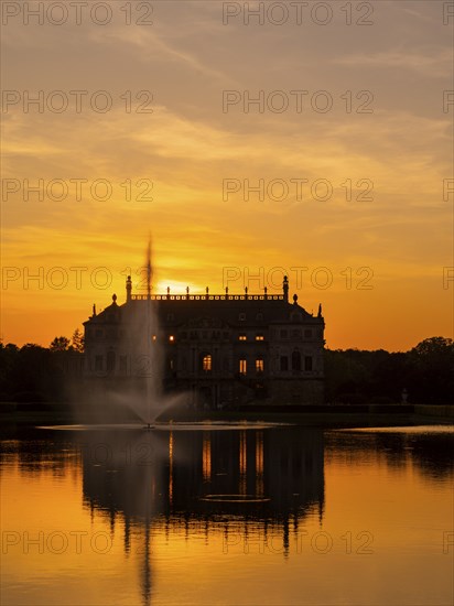 Evening atmosphere at the Palais Pond with Palais in the Great Garden