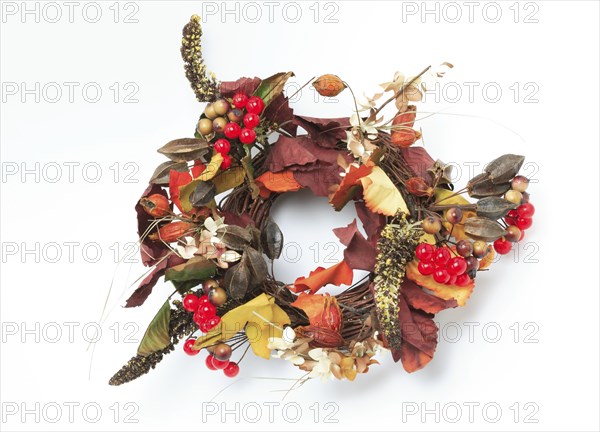 Decoration, small wreath of silk flowers