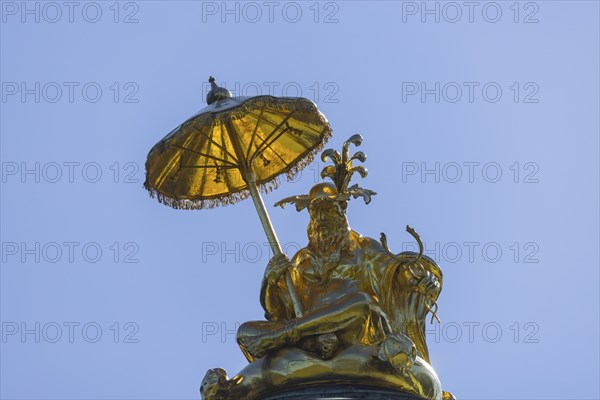 Restored Chinese tea house (1755-1764) with gilded statues, 18th-century porcelain